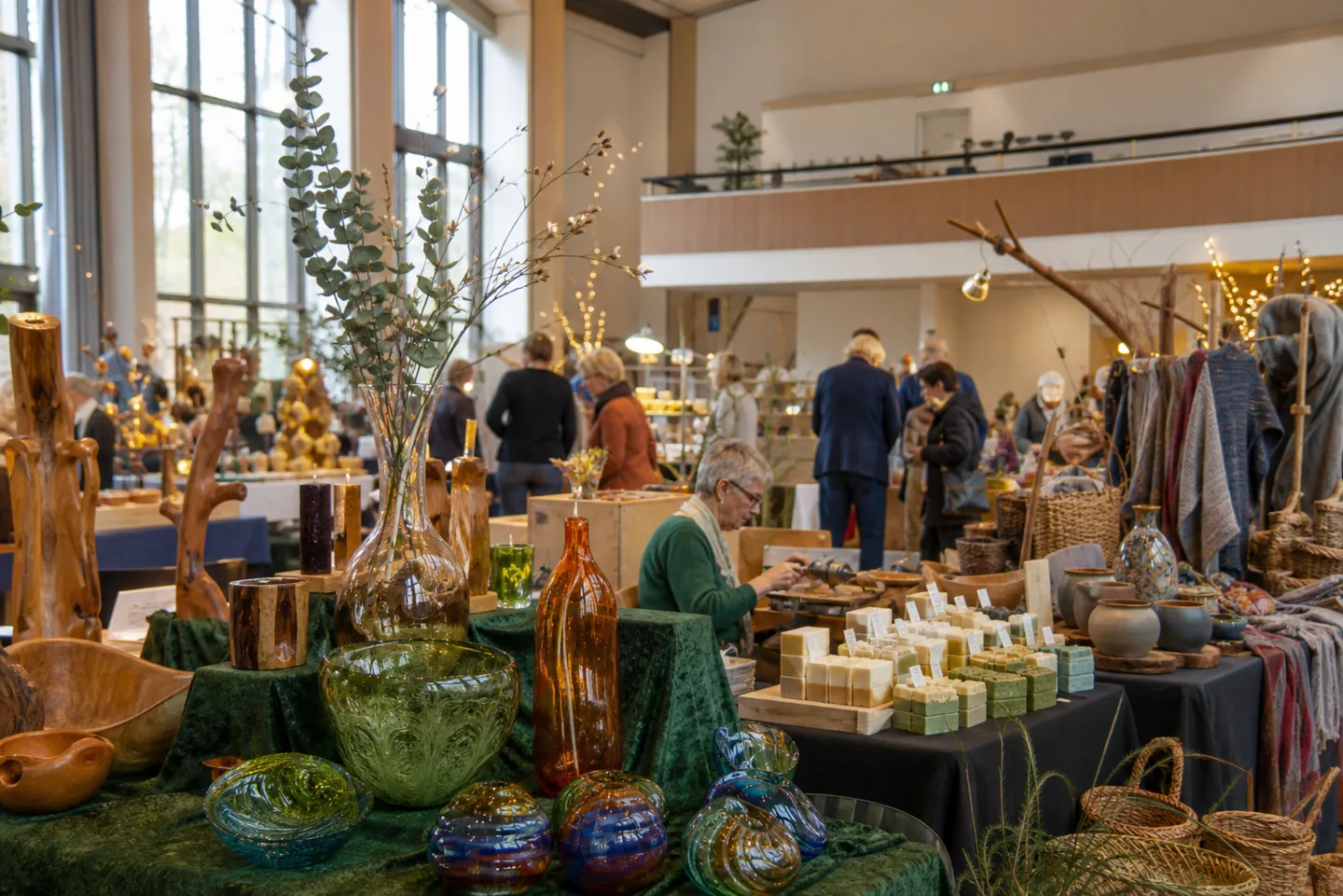 Stimmungsbild eines Kreativmarkts mit Glas, Holz, Textilien und Keramik